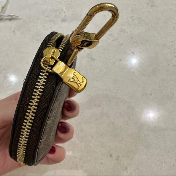 Louis Vuitton Monogram Round Coin Purse - Picture 3 of 7